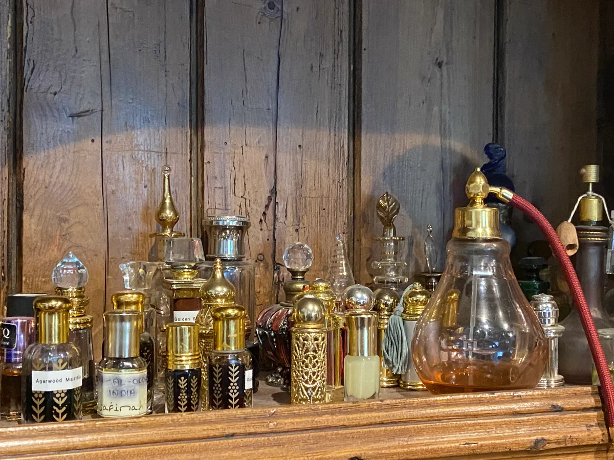 Viele dieser Parfüms hat Beatrice Bigler selbst hergestellt. Andere wiederum kommen aus aller Welt und sind schon sehr alt. Parfums stehen in einem Holzschrank.